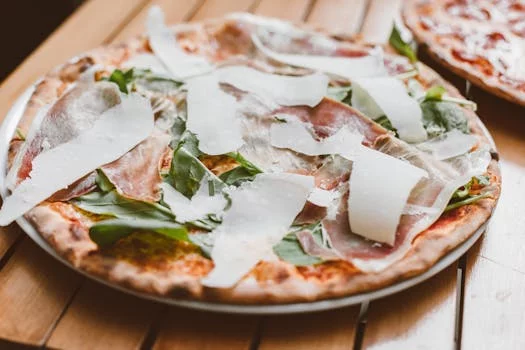 prosciutto arugula pizza with parmesan